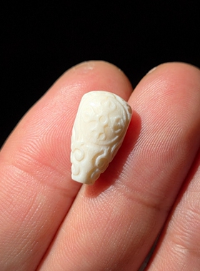 鹿角金刚杵雕刻一体三通文玩佛珠配饰。宽厚高9.5*9*18mm