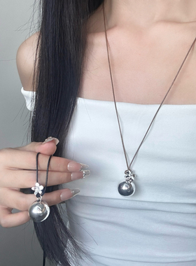 2025新款花朵圆球吊坠黑色项链