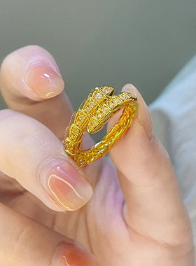 沙金新款黄金色轻奢蛇形戒指生肖本命年镶钻小指环配饰女送女友