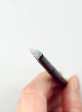 飞驰小熨斗遮瑕刷三角提亮高光刷黑眼圈泪沟无痕遮暇化妆刷子