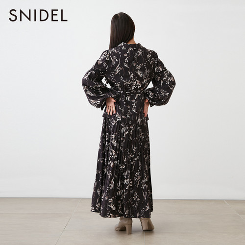 SNIDEL秋冬甜美翻领长袖印花雪纺百褶连衣裙SWFO235073 - 图3