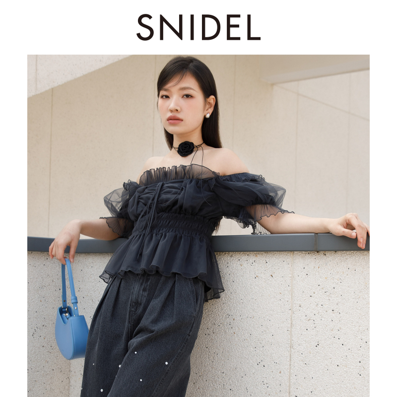 SNIDEL2024春夏新品甜美一字领露肩荷叶边薄纱衬衫上衣SWFB241136 - 图3