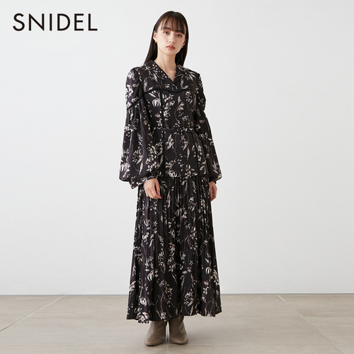 SNIDEL秋冬甜美翻领长袖印花雪纺百褶连衣裙SWFO235073 - 图2