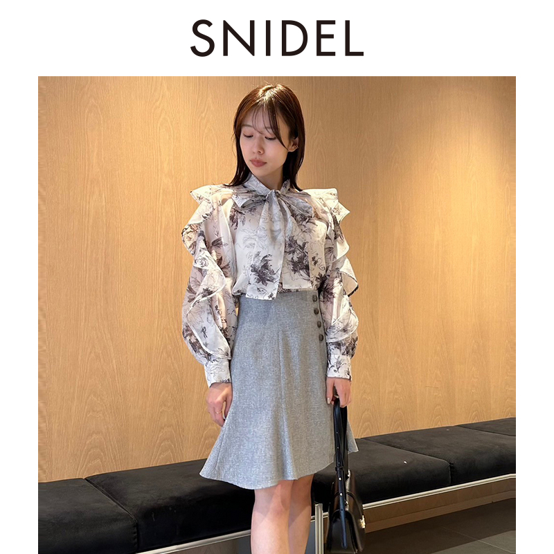 SNIDEL2024春夏新品海岛度假荷叶边蝴蝶结系带印花衬衫SWFB241133 - 图3