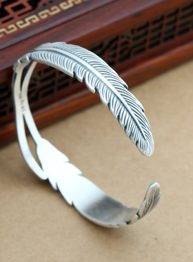 富贵鹿拉丝磨砂羽毛时尚风手镯