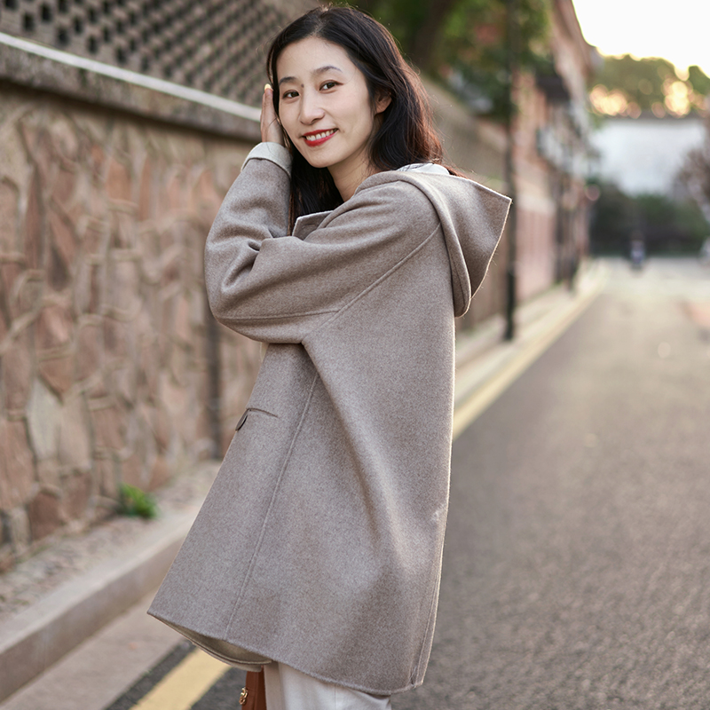 斐雪 念念不忘的气质 山羊绒双排扣双面色真皮扣带帽双面羊绒大衣 - 图1