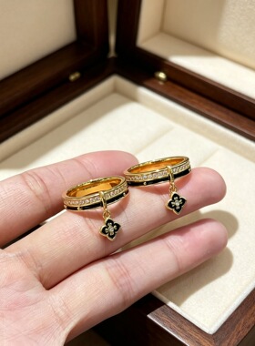 18K 金万相花吊牌戒指黑珐琅镶莫桑石戒轻奢时尚首饰珠宝工厂批发