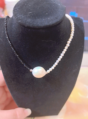 黑尖晶搭配极光bb珍珠做链子，吊坠是椭圆形巴洛克珍珠，黑白搭配