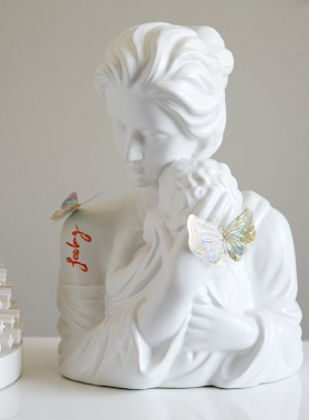 月子中心温暖的怀抱母爱陶瓷摆件