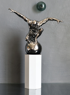 留连银色踩球飞翔人物陶瓷摆件