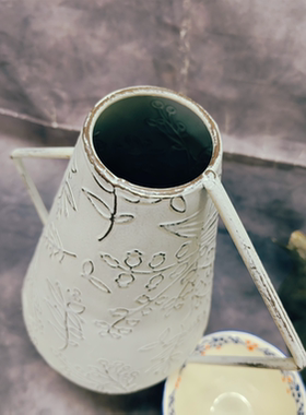 法式复古做旧白色浮雕花朵双耳铁花瓶孤品不包不漏水