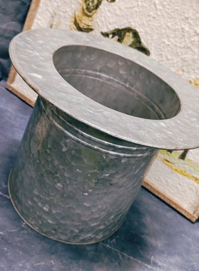 德国马口铁帽子造型圣诞风储物罐大花桶花器孤品（边缘处有脱焊）