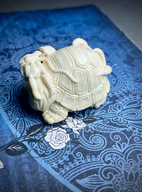 猛犸牙原色纯天然冰料纯手工雕刻玄武手把件文玩手把件