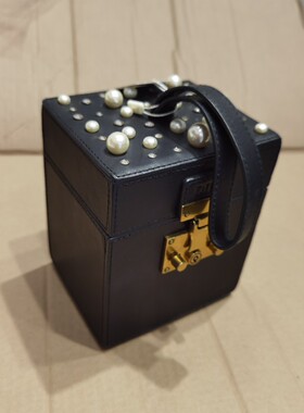 dili装柜正品 老虎紫色珠片钉珠手拿包包 立体四方包 宴会包
