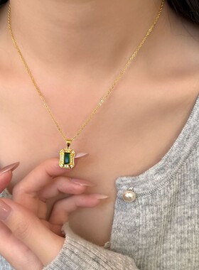 欧美高级感长方形红宝石项链法式轻奢小众锁骨链绿宝石吊坠项链