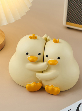 热销可爱抱抱鸭书挡书立摆件装饰书房桌面书架客厅卧室酒柜办公室