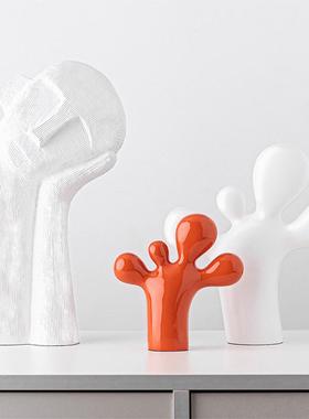 现代思考人物橱柜轻奢软装样板房间摆件客厅设计师款白色抽象脚丫