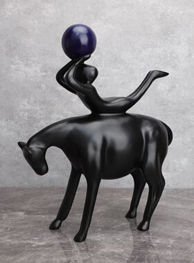 欧式创意树脂骑牛卧室红金蓝球售楼部样板房客房托软装饰品摆件