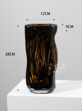 现代简约棕色渲染黑花瓶波浪琉形璃条纹样板间客厅餐厅桌面软装饰