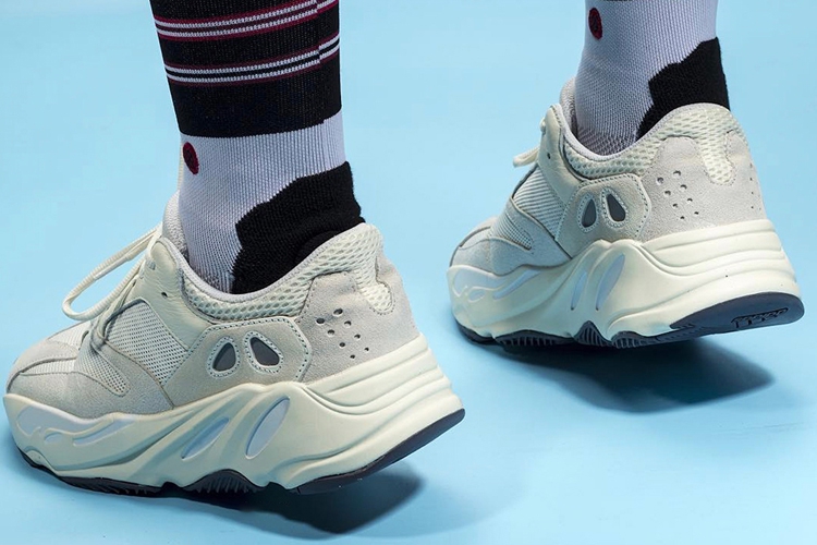 牛哄哄 Adidas Yeezy 700 椰子700 灰白 米白复古老爹鞋 EG7596 - 图1