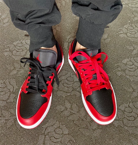 Корова погашает Air Jordan 1 низкий AJ1, реверсирует и носит черный красный носок с низким верхом 553558-606