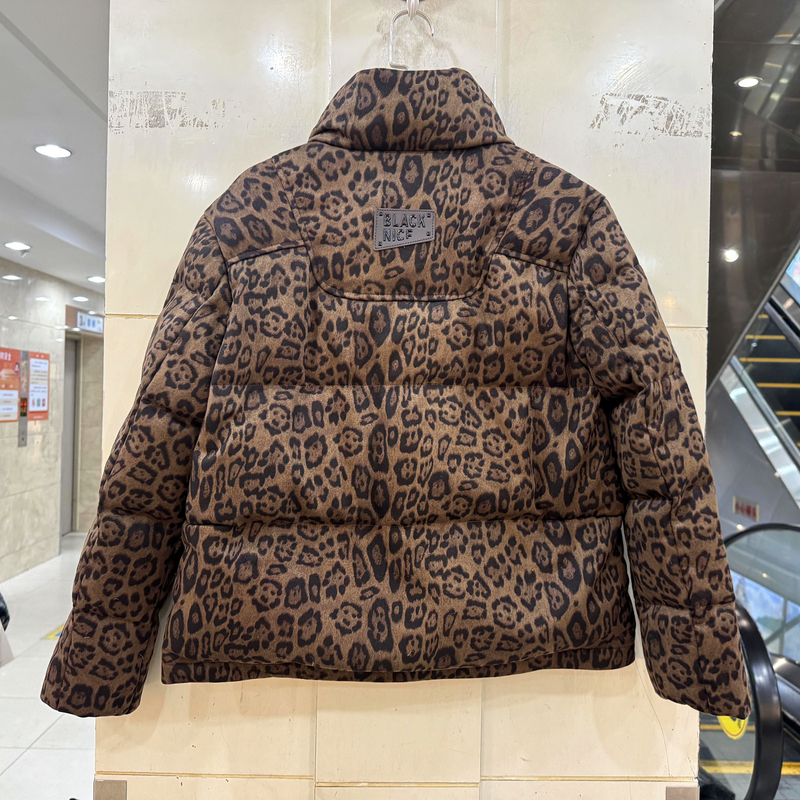 紫悦风情YY9507 欧货冬装2025大口袋立领加厚麂皮绒豹纹短羽绒服 - 图0