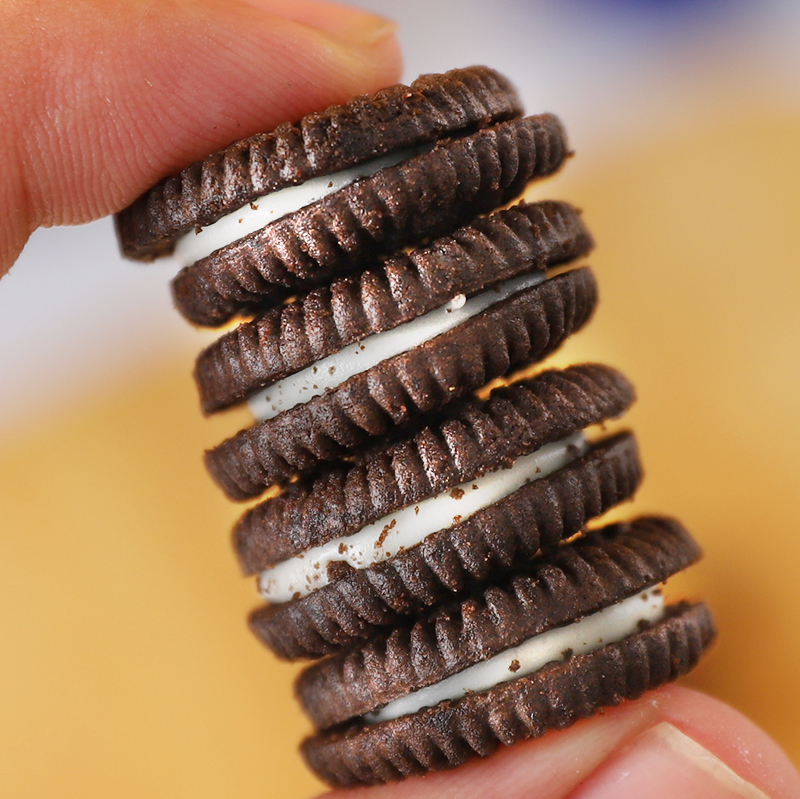 印尼进口OREO MINI香草巧克力草莓味夹心杯装饼干儿童零食61.3g-图1