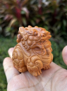 天然崖柏实木雕刻招财貔貅创意文玩手把件吉祥瑞兽桌面工艺品摆件