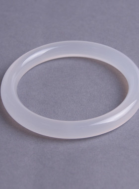 巴西通透圆条白色典雅款玉髓手镯