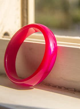 纯天然玫红色中宽时尚风玛瑙手镯