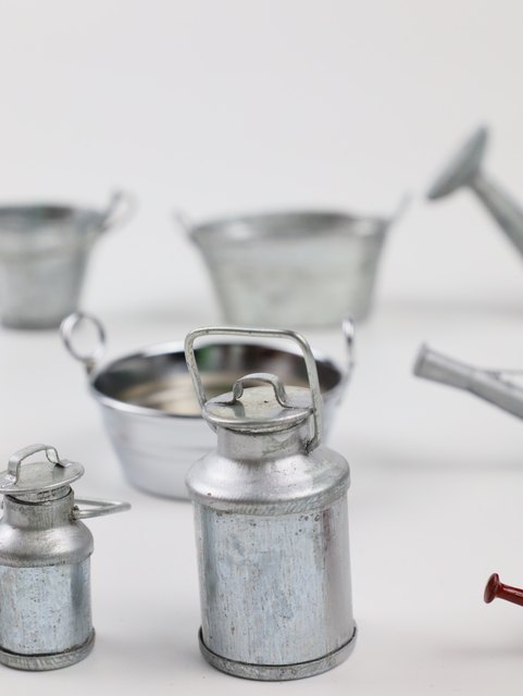 Miniature toy simulation of mini toys used as old iron bucket waterer watering pot watering pot ice bucket model