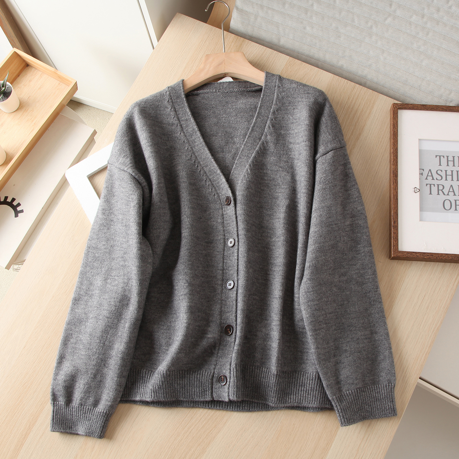 北欧小众 优雅大方 秋冬V领宽松开襟针织毛衣女长袖加厚开衫外套 - 图1