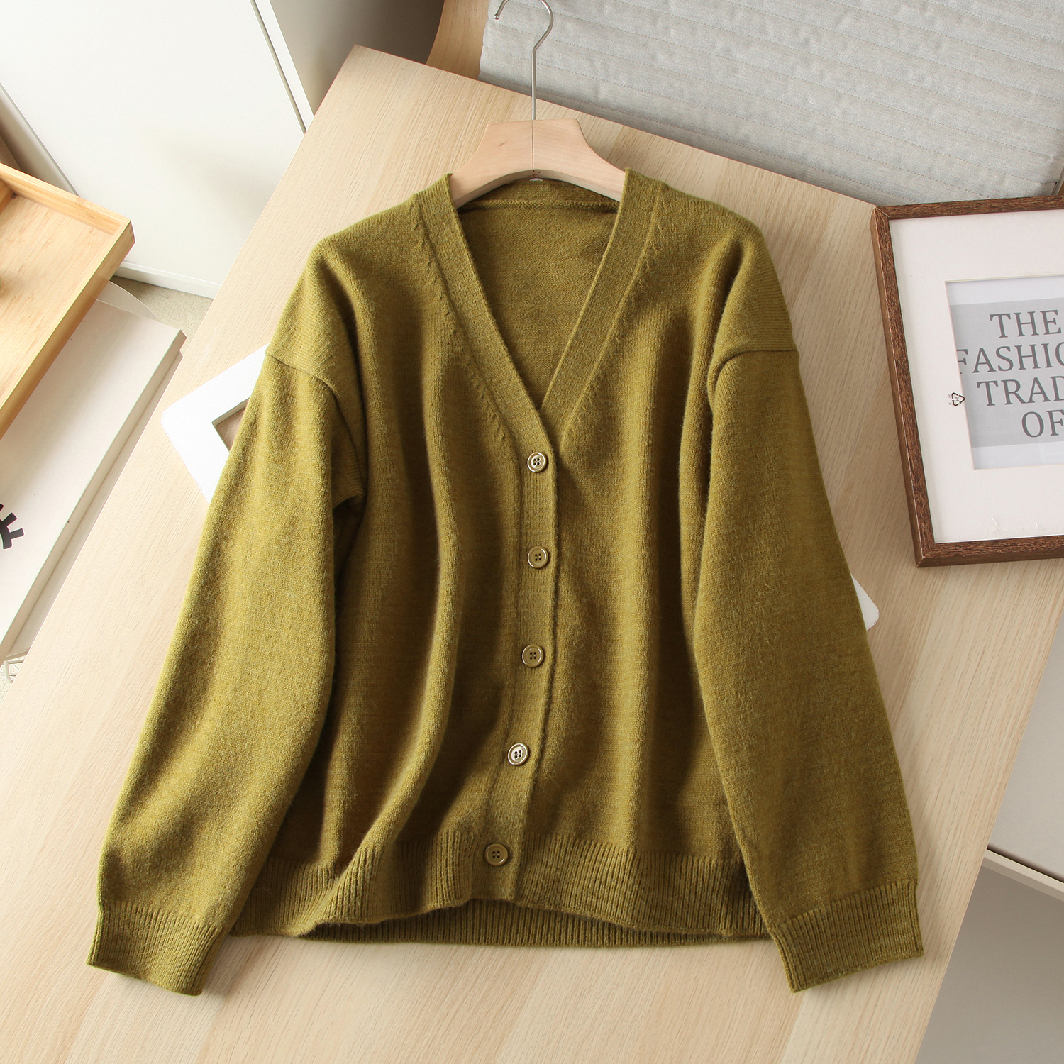 北欧小众 优雅大方 秋冬V领宽松开襟针织毛衣女长袖加厚开衫外套 - 图0