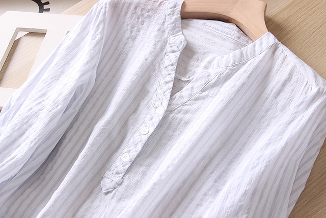 V-neck vertical striped shirt three-quarter sleeve shirt