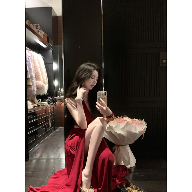 Sun Yaqiao ແມ່ນ obsessed ກັບ temperament ຕົ້ນ summer ສາວຮ້ອນ hollow halter dress skirt ສີແດງ