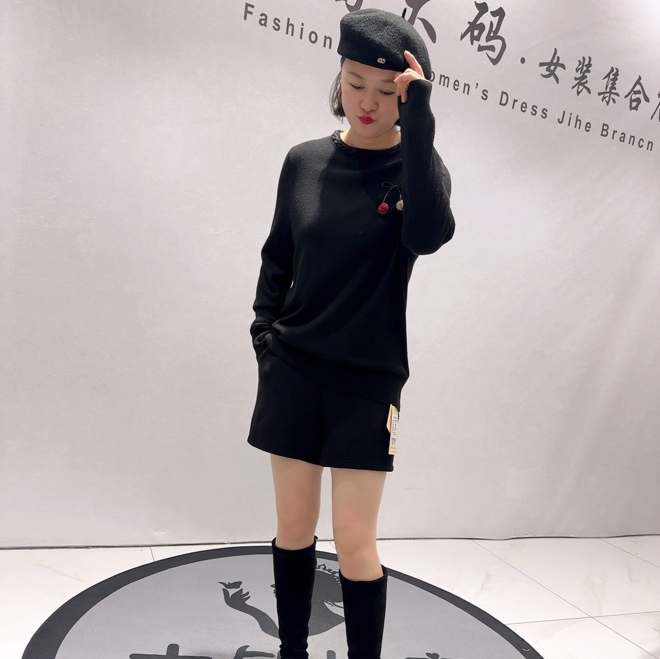 1232芮娜依莲冬款新品设计感领口减龄吊饰三七毛针织衫加大码女装 - 图2