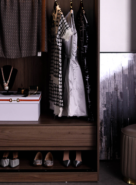 衣帽间陈列鞋子包包收纳箱装饰品