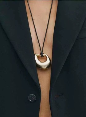 秋冬新款极简风金属椭圆吊坠项链女小众设计高级感黑绳长款毛衣链