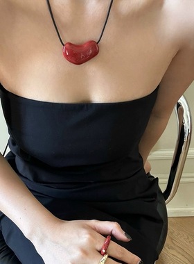 张悦串珠儿马总复古爱心珐琅项链小众设计感红色不规则桃心锁骨链