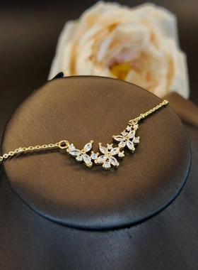 高级感铜镶锆白色花朵簇吊坠项链女时尚通勤气质百搭小众饰品