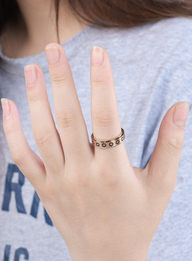 时尚钛钢戒指 复古花朵可旋转解压戒指 缓解焦虑小花纹钛钢戒指