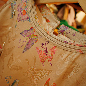 Yiyi ຂອງ Butterfly Tencel ດອກ Jacquard ຄໍ Round ຮູບແບບໃຫມ່ຈີນແບບແຫ່ງຊາດແສງສະຫວ່າງ Luxurious ເທິງຂອງຈີນພາກຮຽນ spring, summer ແລະດູໃບໄມ້ລົ່ນ.