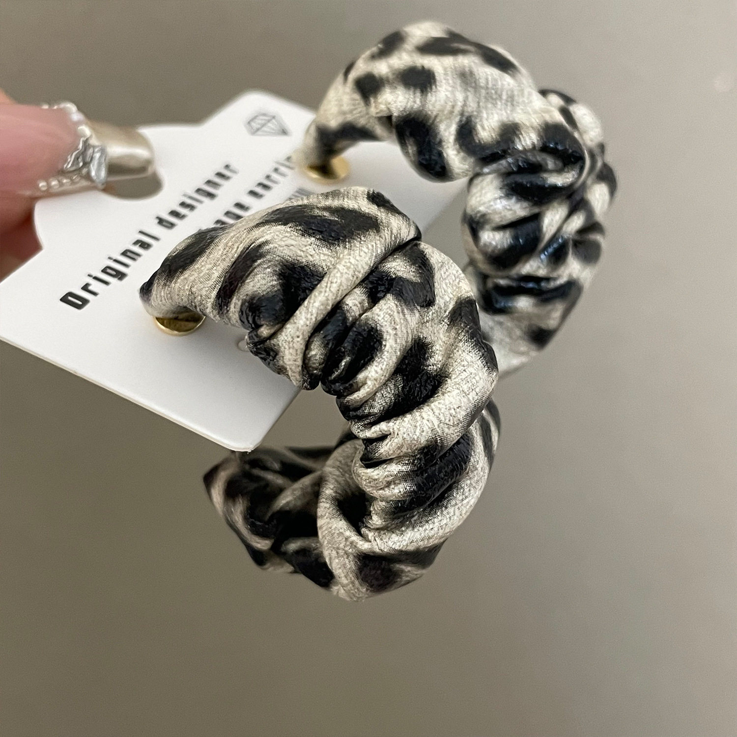 米黑豹纹皮革宽C925银针几何耳环秋冬时尚耳钉小众高级设计耳饰女,淘宝优惠券,粉丝福利购,淘宝优惠卷