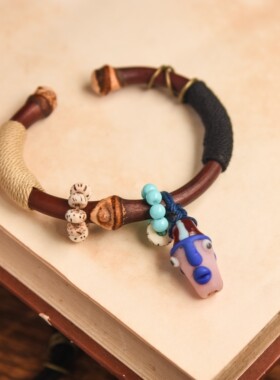 清夜无尘，月色如银。原创手作小众彩色琉璃童趣鸡血藤手镯