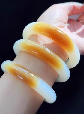 新疆白玉且糖一口糖天然玉镯子真玉手镯女款玉石纯天然糖色俏色镯