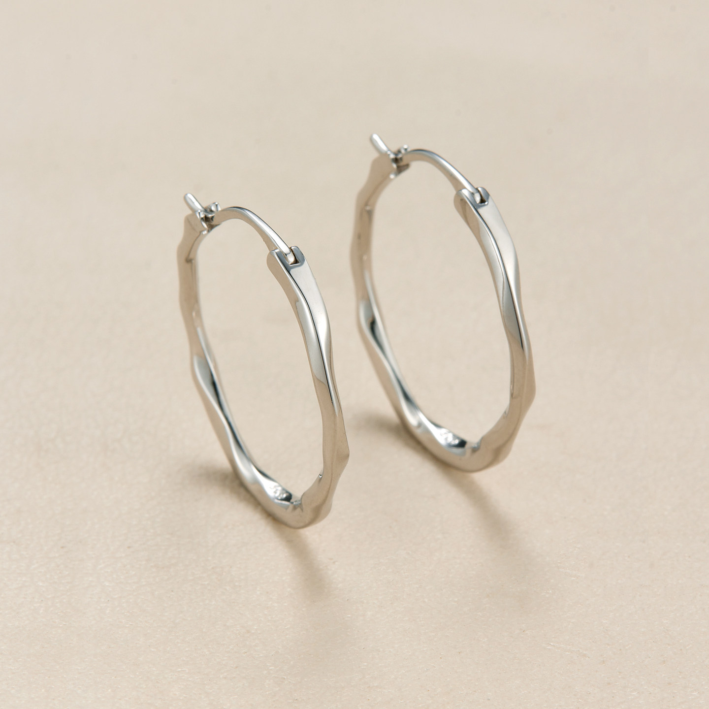 AHCHOO  静奢通勤S925纯银扭曲光面感素圈耳环小众乌比斯圆耳扣女,淘宝优惠券,粉丝福利购,淘宝优惠卷