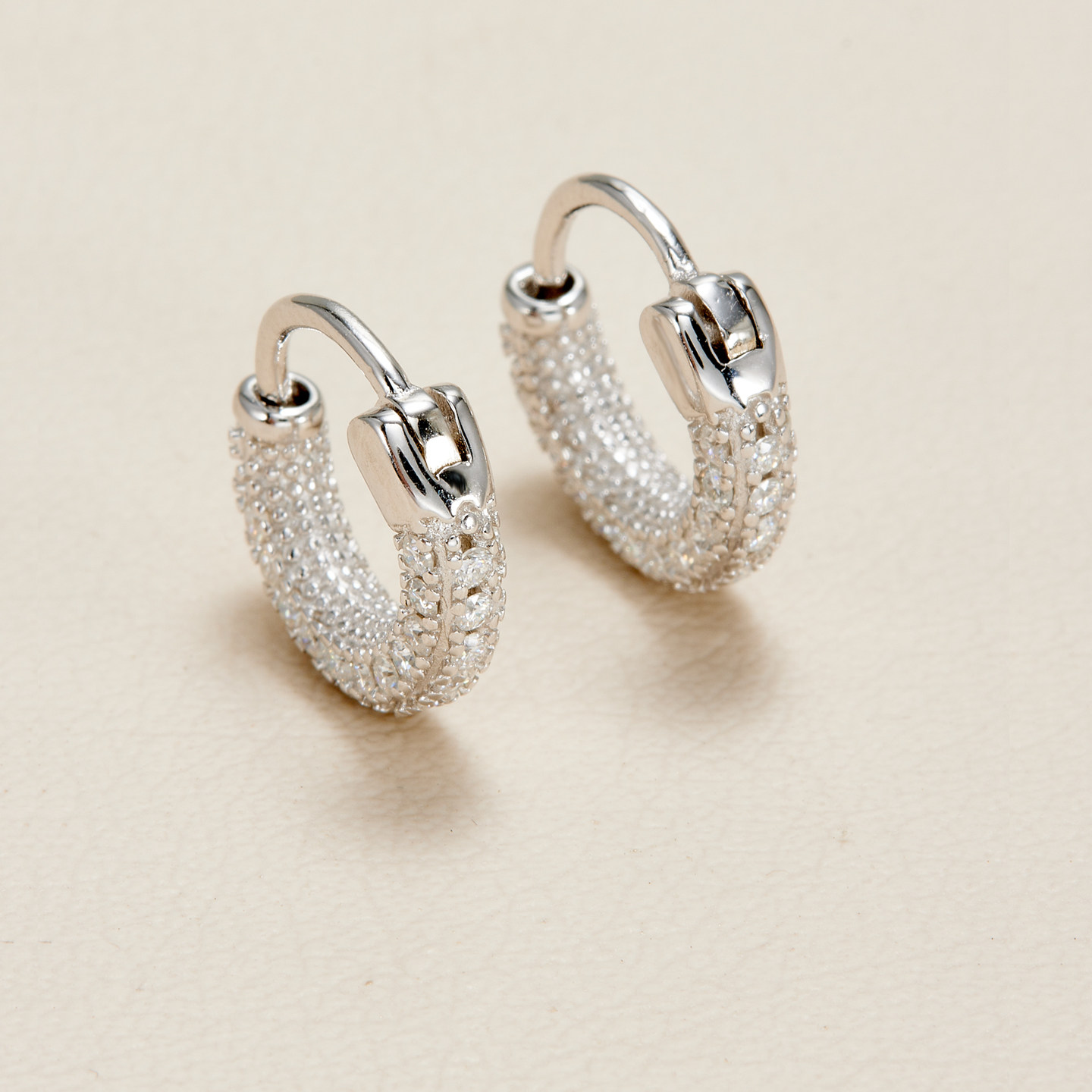 AHCHOO 精工超S 静奢通勤满钻莫桑石小耳扣简约设计S925银耳环女,淘宝优惠券,粉丝福利购,淘宝优惠卷