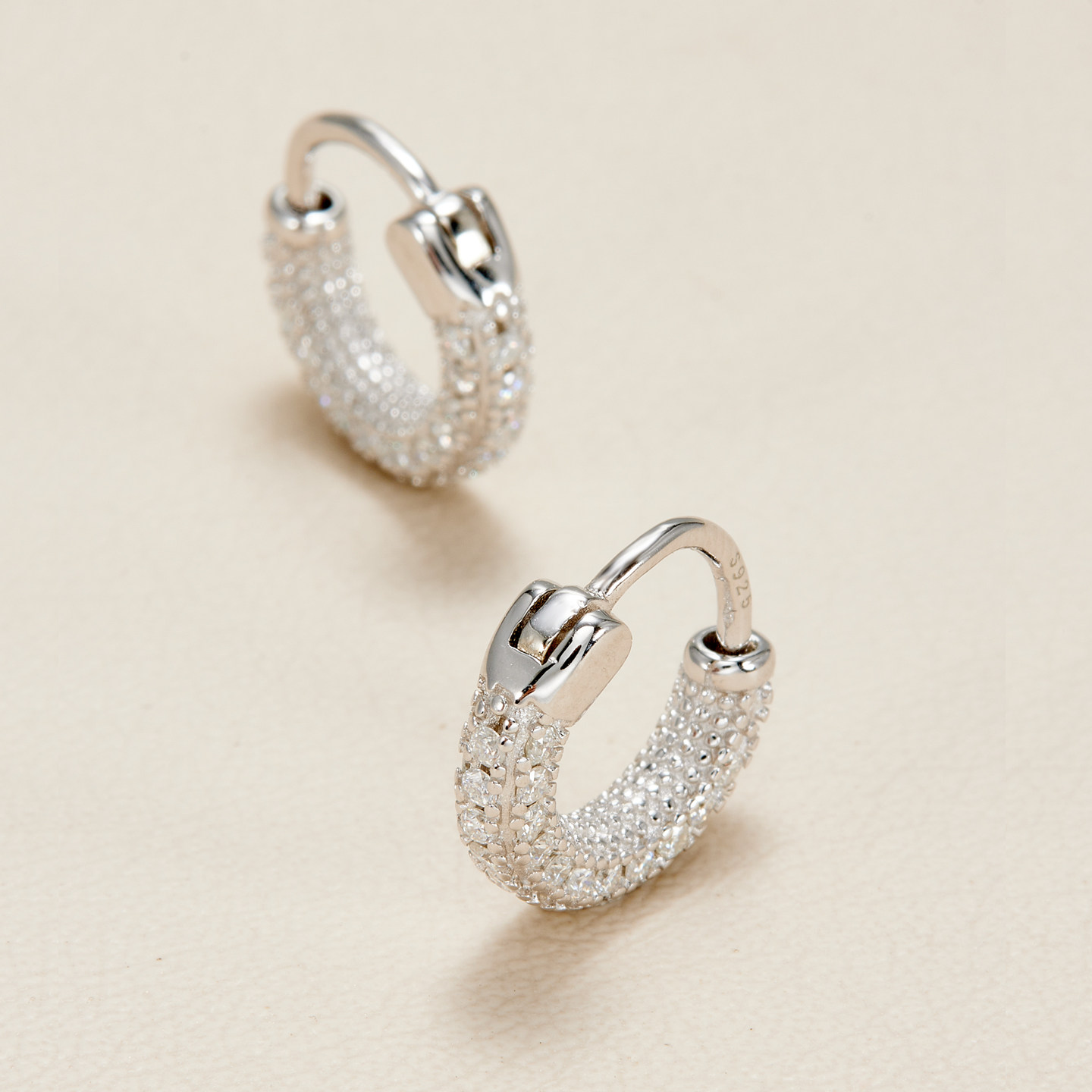 AHCHOO 精工超S 静奢通勤满钻莫桑石小耳扣简约设计S925银耳环女,淘宝优惠券,粉丝福利购,淘宝优惠卷