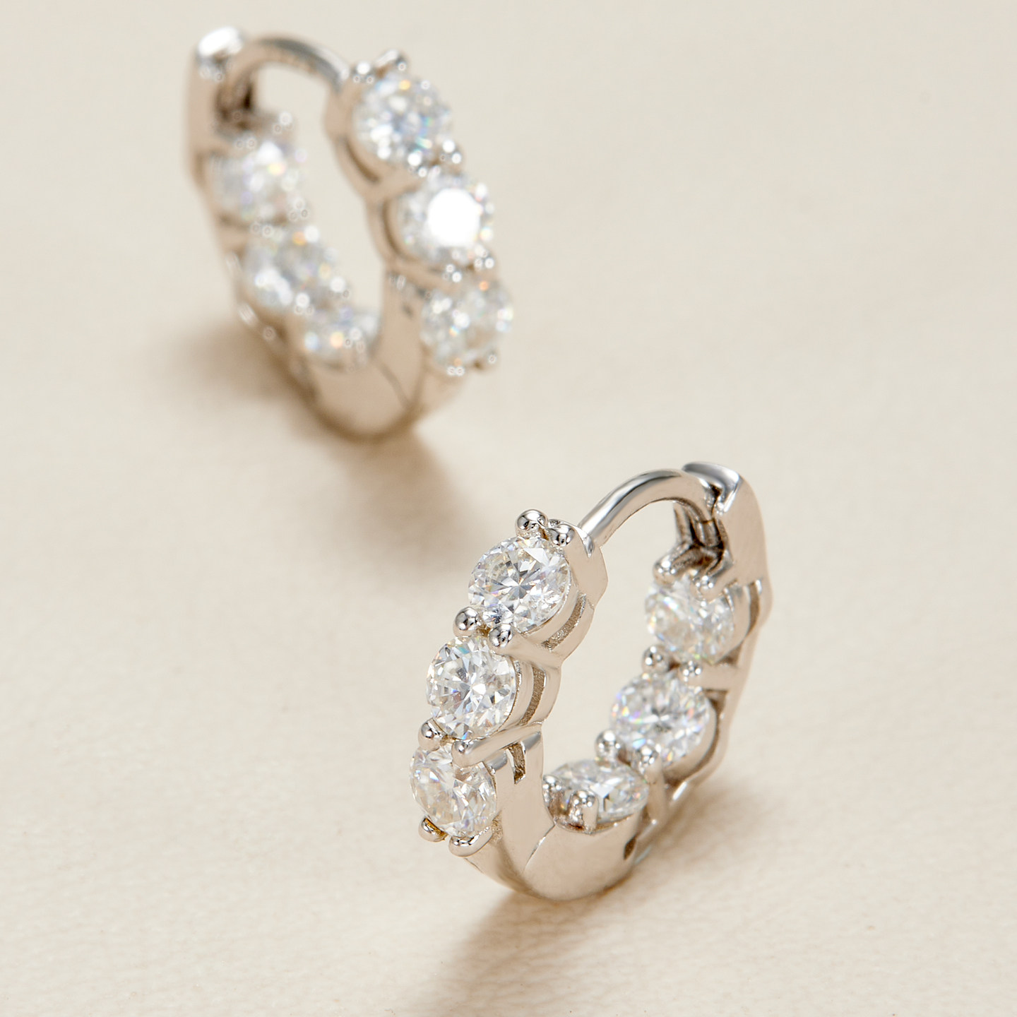 AHCHOO 精工超S 静奢通勤满钻莫桑石圆型小耳扣简约S925银耳环女,淘宝优惠券,粉丝福利购,淘宝优惠卷