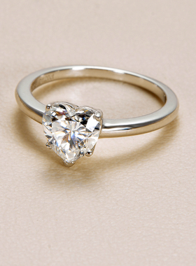 AHCHOO 静奢风超闪1克拉莫桑石鸽子蛋戒指S925银爱心指环520礼物